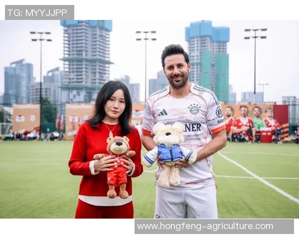 足球明星矮星的身份揭秘他在绿茵场上的传奇故事与成就 足球明星矮星的身份揭秘他在绿茵场上的传奇故事与成就