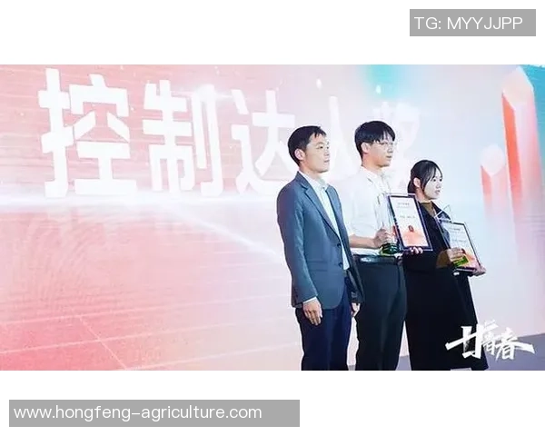 足球明星齐聚一堂共同庆祝荣耀时刻的精彩瞬间集体合影 足球明星齐聚一堂共同庆祝荣耀时刻的精彩瞬间集体合影